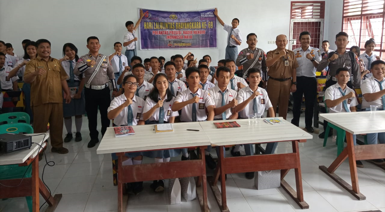 SOSIALISASI KESELAMATAN LALU LINTAS BAGI KELOMPOK USIA SEKOLAH DI SMK NEGERI 1 HILISERANGKAI