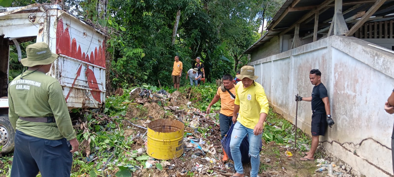 PELAKSANAAN GOTONG ROYONG DI KOMPLEKS PERKANTORAN HILIWETO GIDO OLEH DINAS PERUMAHAN DAN KAWASAN PERMUKIMAN, PERHUBUNGAN SERTA LINGKUNGAN HIDUP KABUPATEN NIAS