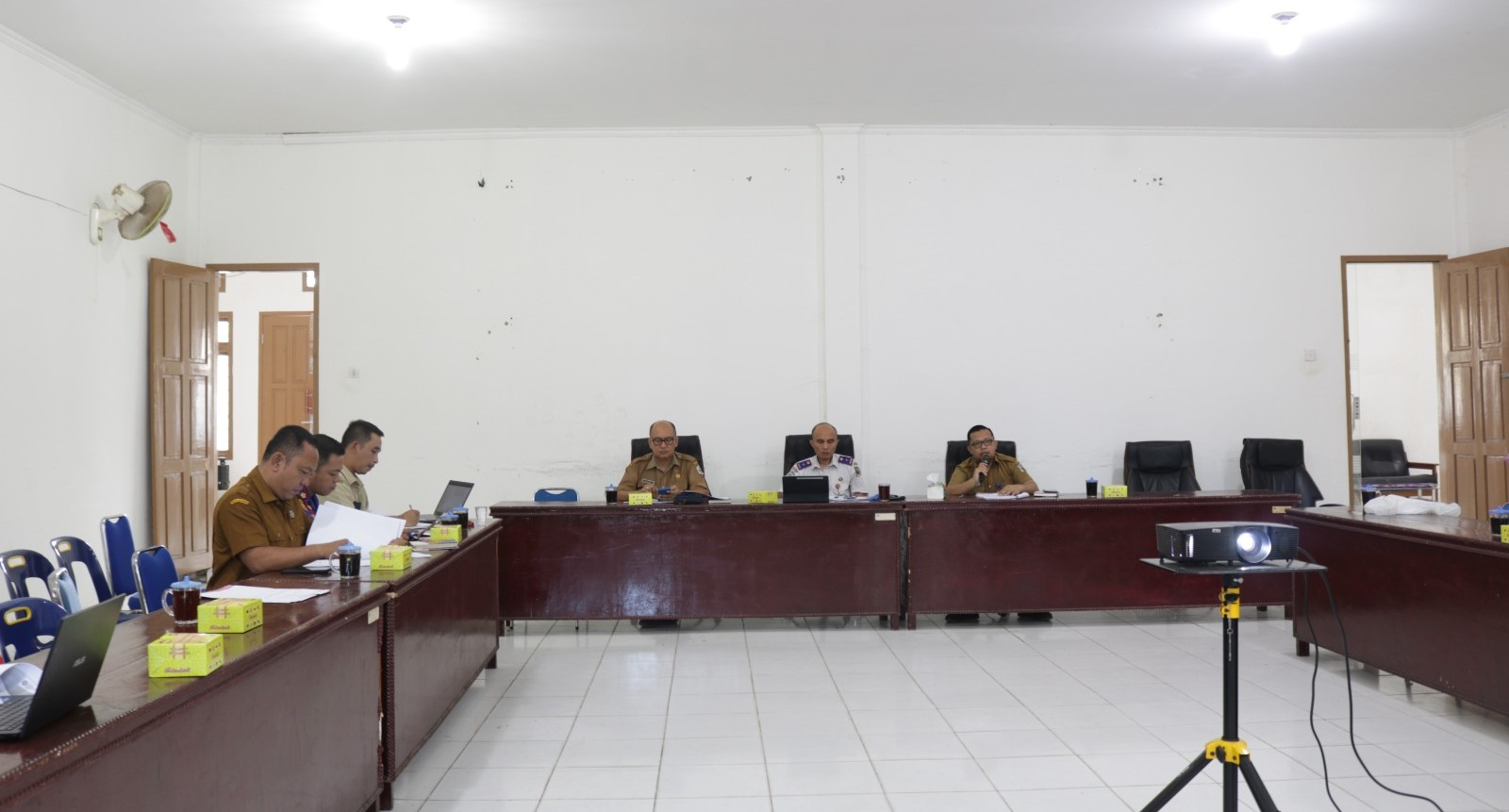 RAPAT PERDANA TIM PENYUSUN RANCANGAN PERATURAN DAERAH TENTANG PENGELOLAAN SAMPAH DI KABUPATEN NIAS TAHUN 2025